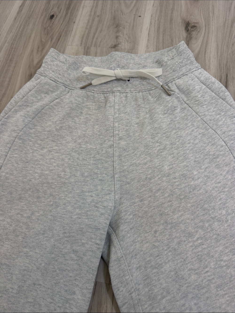 Lululemon Women’s Light Gray Joggers size 0
PERFECT CONDITION - Picture 13 of 14